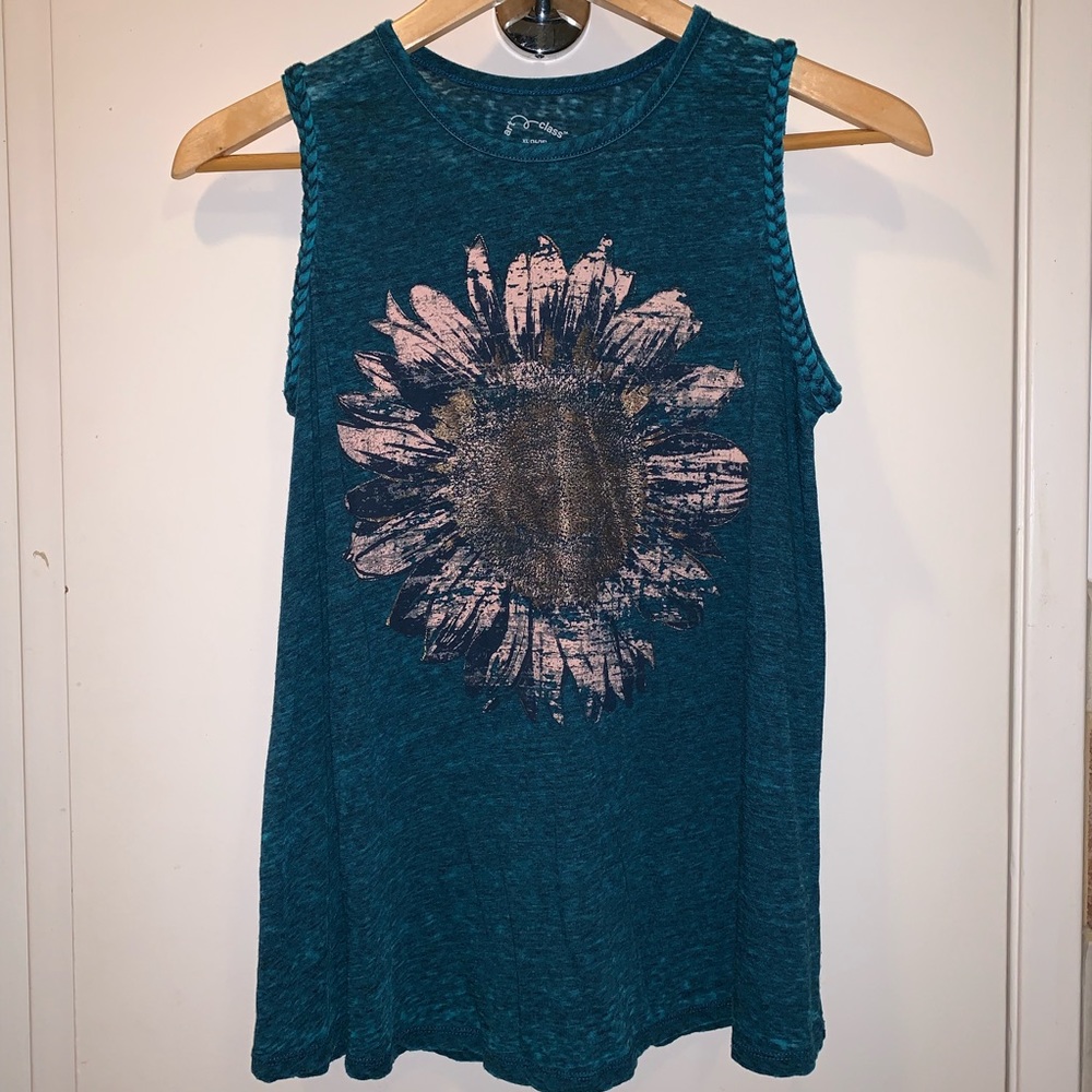 Girl’s graphic tank top with braids